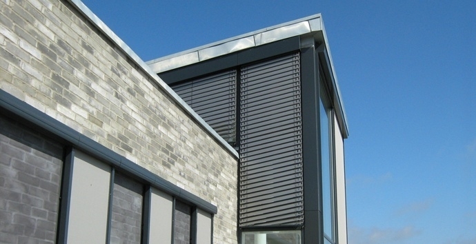 Udvendig persienne JM-E80A6 til vinduer med en hældning på mellem 5 - 52 grader fra Jyllands Markisefabrik